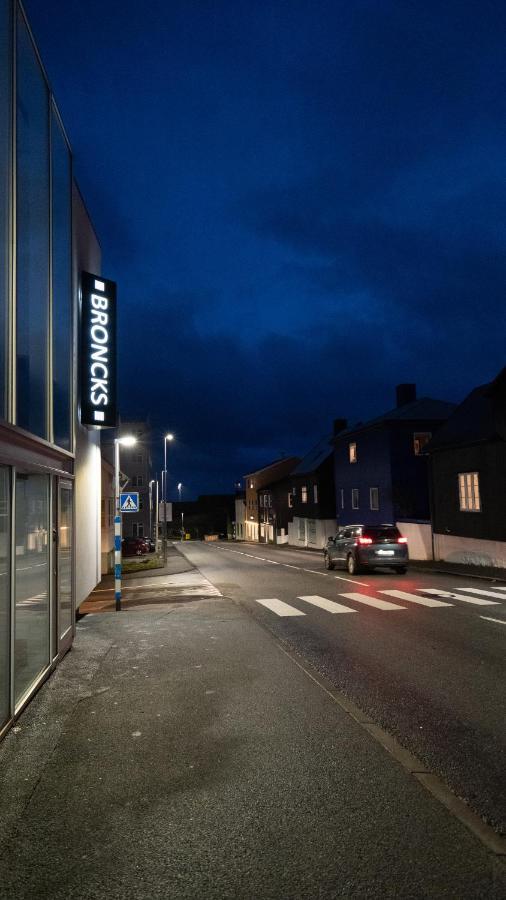 Broncks Apartment 1 - Modern 2-Bedroom In The Heart Of Torshavn Bagian luar foto